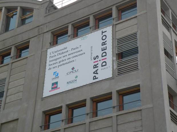  pancarte: L'Université Paris Diderot inaugure ses nouveaux locaux